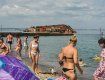 Лежащий корабль в море - не помеха: На закрытом пляже в Одессе загорают люди