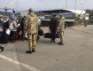 Пограничники помогают украинцам, которые пешком возвращаются из Словакии и Венгрии
