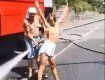 Черногория в шоке: Украинкам, устроившим голую фотосессию, обламали все веселье