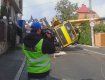 В Киеве автокран упал на крышу частного дома