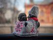 Мини-фигурки в областном центре Закарпатья приодели в самобытные рождественские наряды