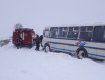Автобус із 12-ма дітьми витягували зі снігової пастки пожежною цистерною