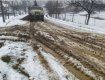 В Закарпатье грузовик со срубленным лесом уничтожают дороги в селах