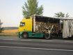 В Чехии фура «разбросала» по дороге сотни ящиков с пивом