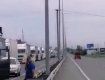 В Закарпатье на границе с Венгрией огромная очередь, машины продвигаются медленно