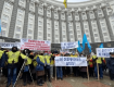 В Киеве под Кабмином митингуют Более полутысячи железнодорожников