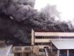 Мощный пожар вспыхнул на фабрике в Черновцах: Десятки спасателей "воюют" с огнем несколько часов