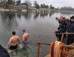 Крещение Господне в Закарпатье: Верующие ныряют в крещенскую, холодную реку и холода не чувствуют