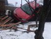 ДТП в Закарпатье: легковушка "зависла" на заборе