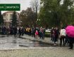 В самом центре Ужгорода десятки людей вышли на нешуточный протест