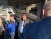 Пострадавшие клиенты забаррикадировали шинами вход в "VS Bank" в Мукачево