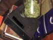 Під час обшуку будинку мешканця Закарпаття поліція знайшла дві банки з марихуаною