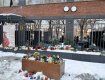 Ужгородцы несут цветы и свечи к Генконсульству Венгрии из-за гибели детей