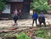 Огромные потоки воды и грязи затопили села Луг и Богдан