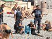 Французские полицейские вынудили женщину снять буркини