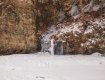 Нереально красива еротична фотосесія біля замерзлого водоспаду в Карпатах