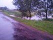 В Закарпатье из-за разлива реки спасатели перекрыли дорогу 