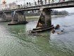 В Ужгороде опоры моста расчищали от мусора и древесины 