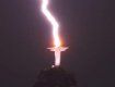 В Бразилии засняли момент удара молнии по статуе Христа-Спасителя.