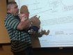 Профессор носил малышку на руках и параллельно излагал материал
