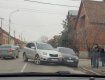 Забавное ДТП в Мукачево: Автомобили буквально не поместились на дороге