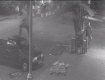 В Ужгороде разыскивают хулигана, прыгающего по припаркованным машинам 