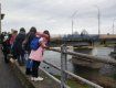 По трубе над рекой: В Мукачево школьники нашли себе устрашающее развлечение 