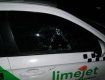 В Мукачево двое в балаклавах закидали камням такси службы "LimeJet"