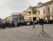 В самом центре Мукачево собралось больше сотни разъяренных людей на протест 