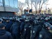 В центр Киева стянуты силы полиции: Сотни людей устроили потасовку возле Парламента 