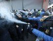 В центр Киева стянуты силы полиции: Сотни людей устроили потасовку возле Парламента 