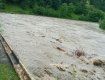 Первые подтопления в Закарпатье: Река уничтожила мост и вот-вот доберется до трассы 