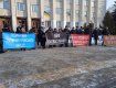 Люди держали в руках плакаты «МВФ поховає Україну!», «Пане Зеленський, не вводіть українців в кабалу МВФ!», «МВФ – міжнародна ОПГ в Україні!»