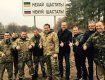 Новий дорожній знак він відкрив разом з бійцями в Луганській області