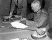 Фельдмаршал Вильгельм Кейтель подписывает Акт о капитуляции Германии