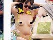 26-летняя Дакота обнажила свою грудь на галечном пляже во Франции