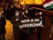 Эту показательную демонстрацию начали от здания венгерского парламента