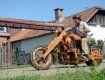 Необычный мотоцикл сделан из древесины робинии
