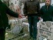 На городском кладбище в Тячево вандал-"металлоискатель" разграбил три могилы