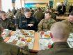 Як годують в українській армії: величезні черги в їдальню і суп без м'яса.