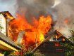 В Закарпатье спасатели вынесли из горящего здания 56-летнего хозяина