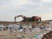 Трудно подсчитать сколько бытовых отходов завозят на территорию свалки