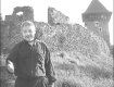 Археолог Александр Дзембас стоит возле остатков стены Невицкого замка