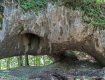 Закарпатська скеля Карстовий міст – величезна арка у вапняковій скелі Чур.