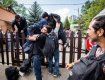 В інтернет потрапило відео, на якому видно, як угорські поліцейські кидають їжу.