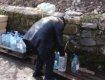 Набрати лікувальної води з джерела щодня приходить велика кількість людей