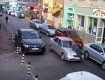 Звичайні будні в Мукачеві: людей катають автівкою на капоті