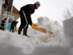 Жители Румынии не успевают расчищать снег около домов