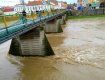 Непогода добирается до Ужгорода: вода в реке Уж резко поднялась