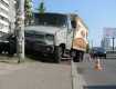 ДТП в Киеве: грузовик без тормозов остановил столб на тротуаре